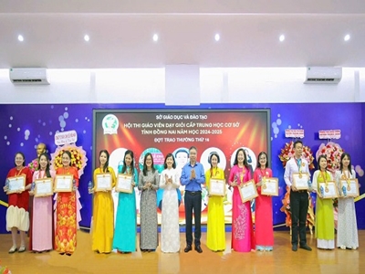 Huyện Nhơn Trạch có 24 giáo viên đã được trao Giấy công nhận đạt giáo viên dạy giỏi cấp tỉnh